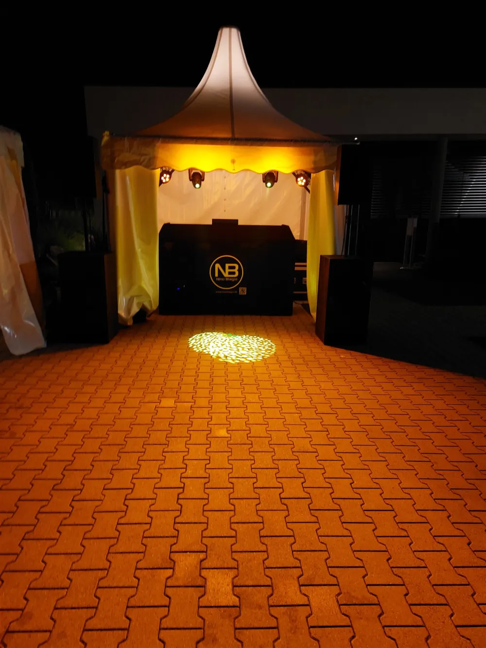 Ambiente-Beleuchtung mit orangem Licht und Lichtmuster auf der Tanzfläche bei einer Firmenfeier auf einem Firmengelände