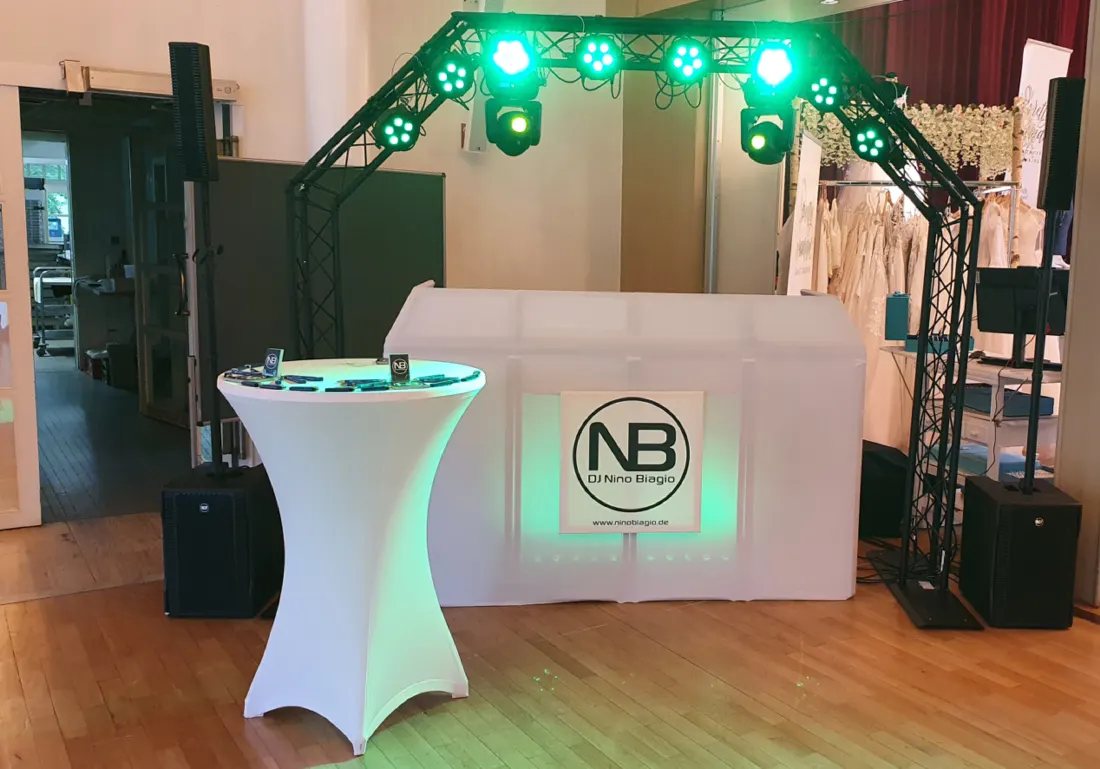 DJ-Aufbau mit grünem Licht