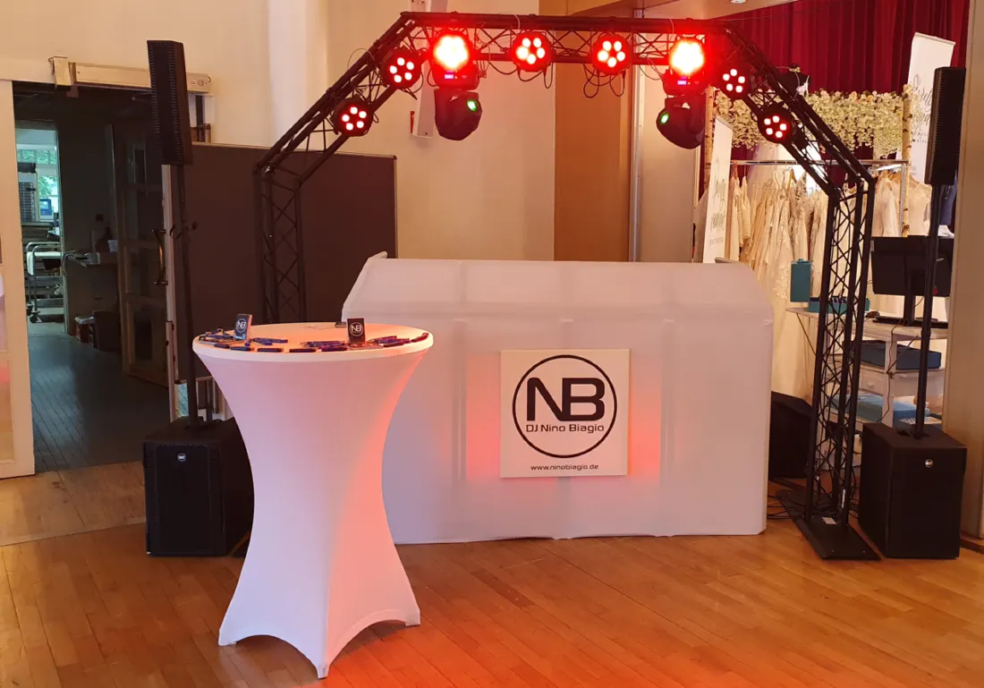 DJ-Aufbau mit rotem Licht