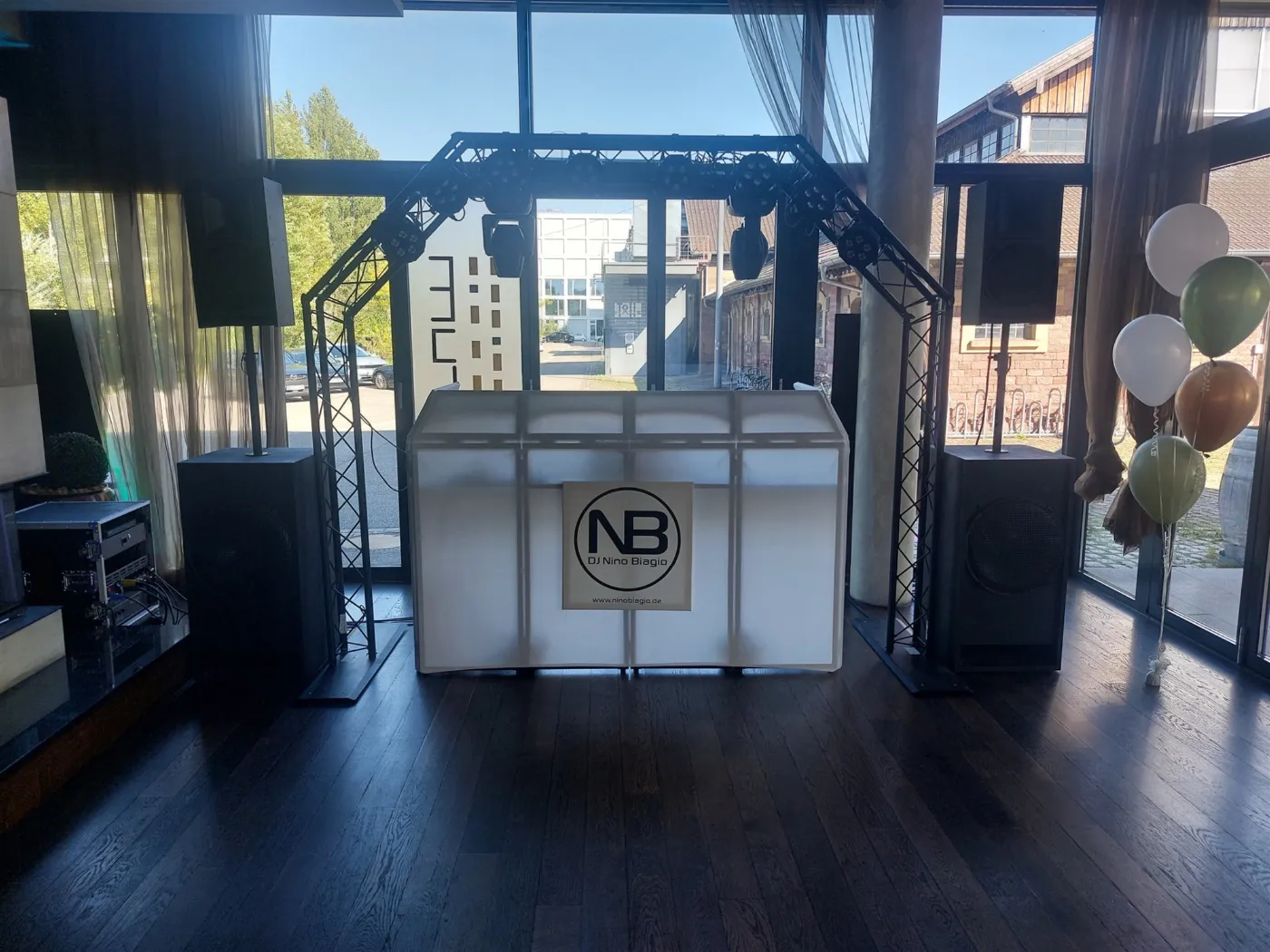 DJ-Setup im Aurum Karlsruhe mit großen Fenstern, Traversenbogen und Luftballons